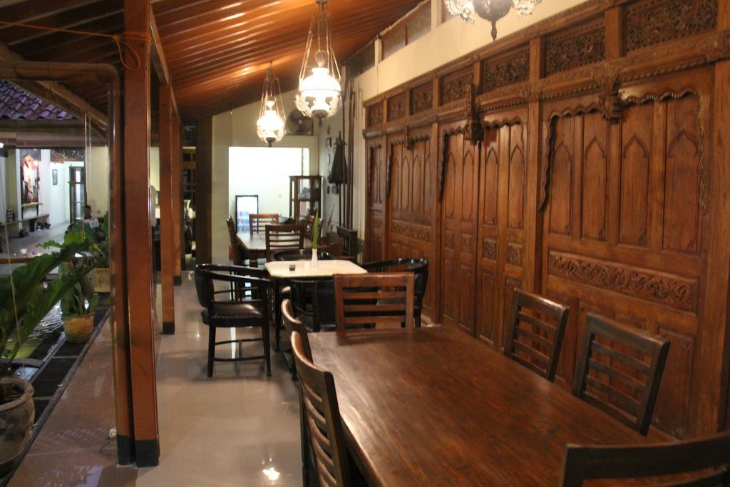 Griya Yunika Hotel Yogyakarta Exterior photo