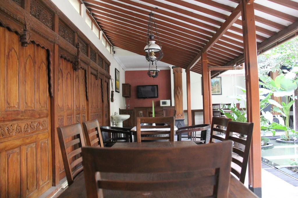 Griya Yunika Hotel Yogyakarta Exterior photo