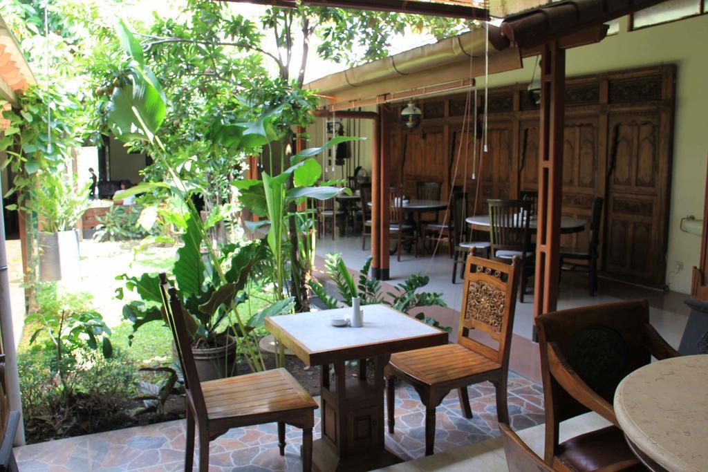 Griya Yunika Hotel Yogyakarta Exterior photo