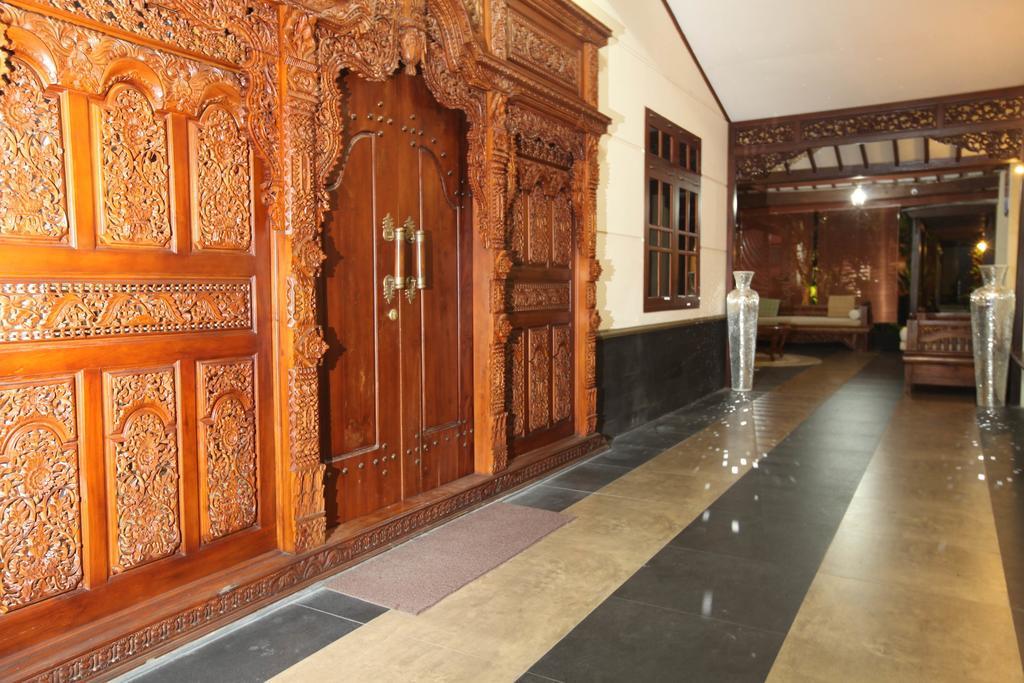 Griya Yunika Hotel Yogyakarta Exterior photo