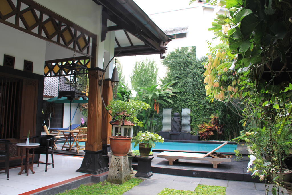 Griya Yunika Hotel Yogyakarta Exterior photo