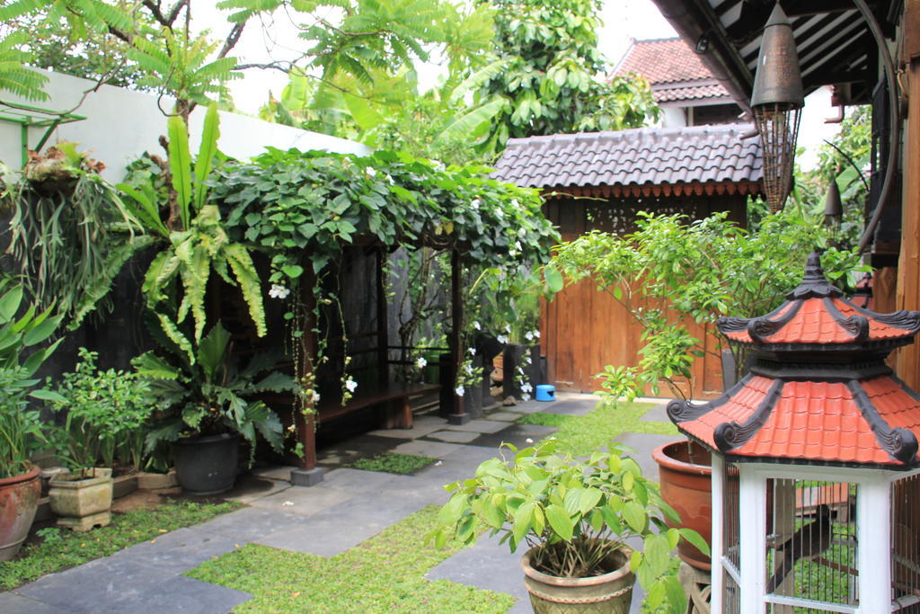 Griya Yunika Hotel Yogyakarta Exterior photo