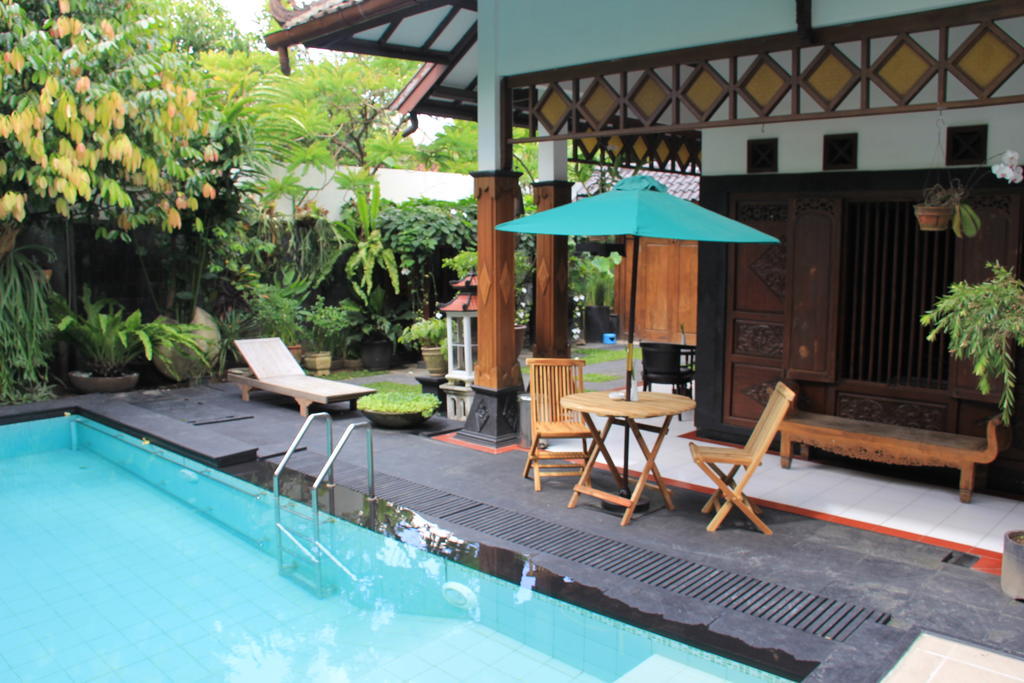 Griya Yunika Hotel Yogyakarta Exterior photo