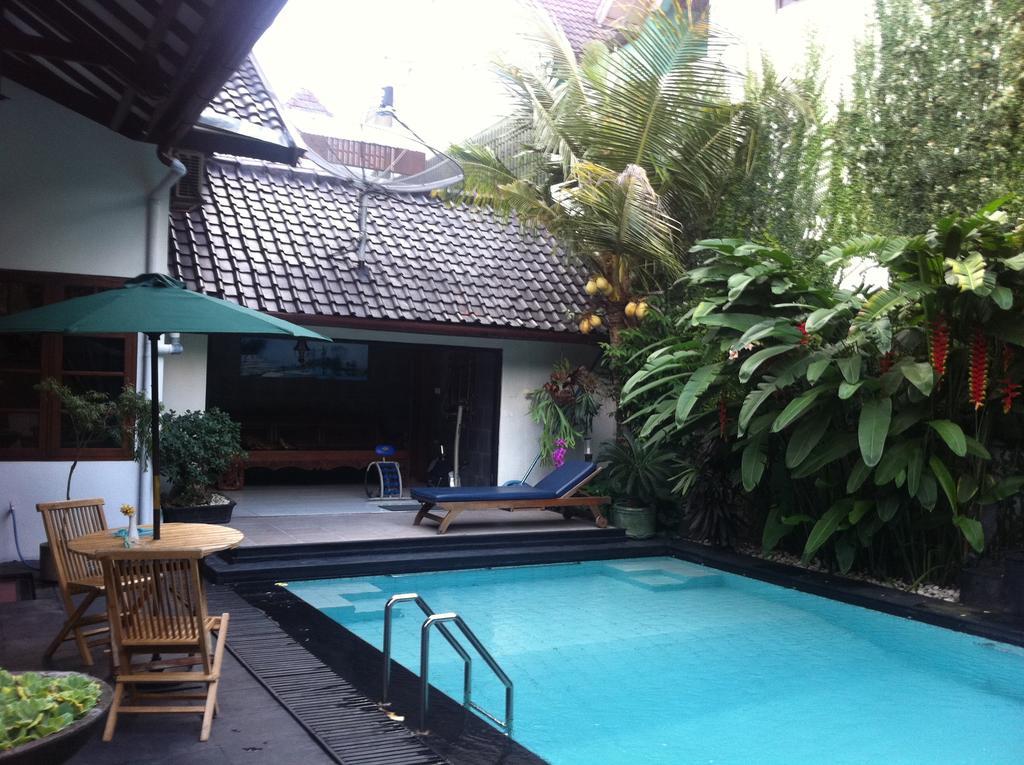 Griya Yunika Hotel Yogyakarta Exterior photo