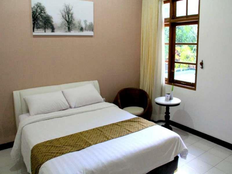 Griya Yunika Hotel Yogyakarta Exterior photo