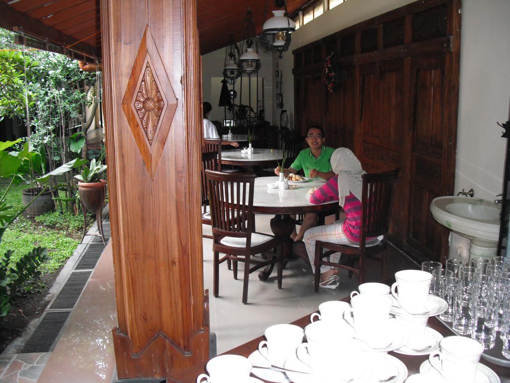 Griya Yunika Hotel Yogyakarta Exterior photo