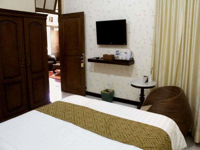 Griya Yunika Hotel Yogyakarta Exterior photo
