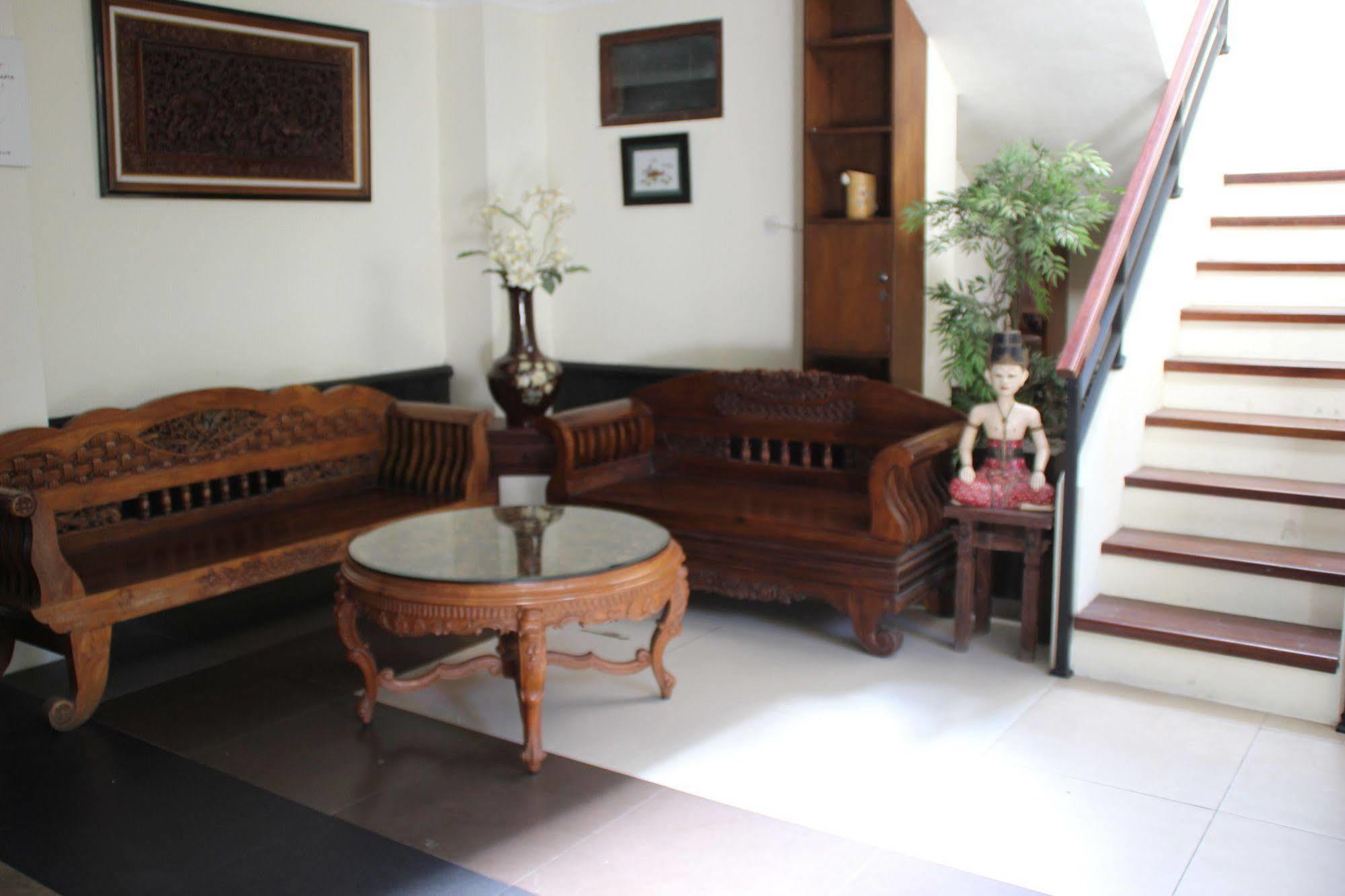 Griya Yunika Hotel Yogyakarta Exterior photo