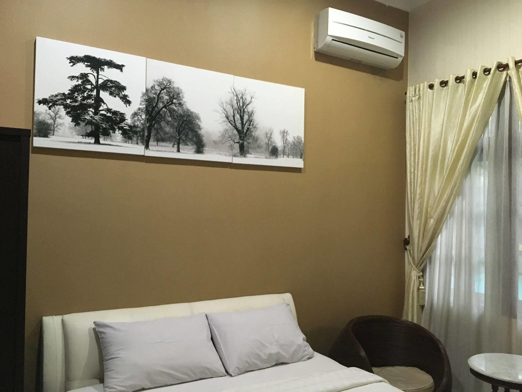 Griya Yunika Hotel Yogyakarta Exterior photo