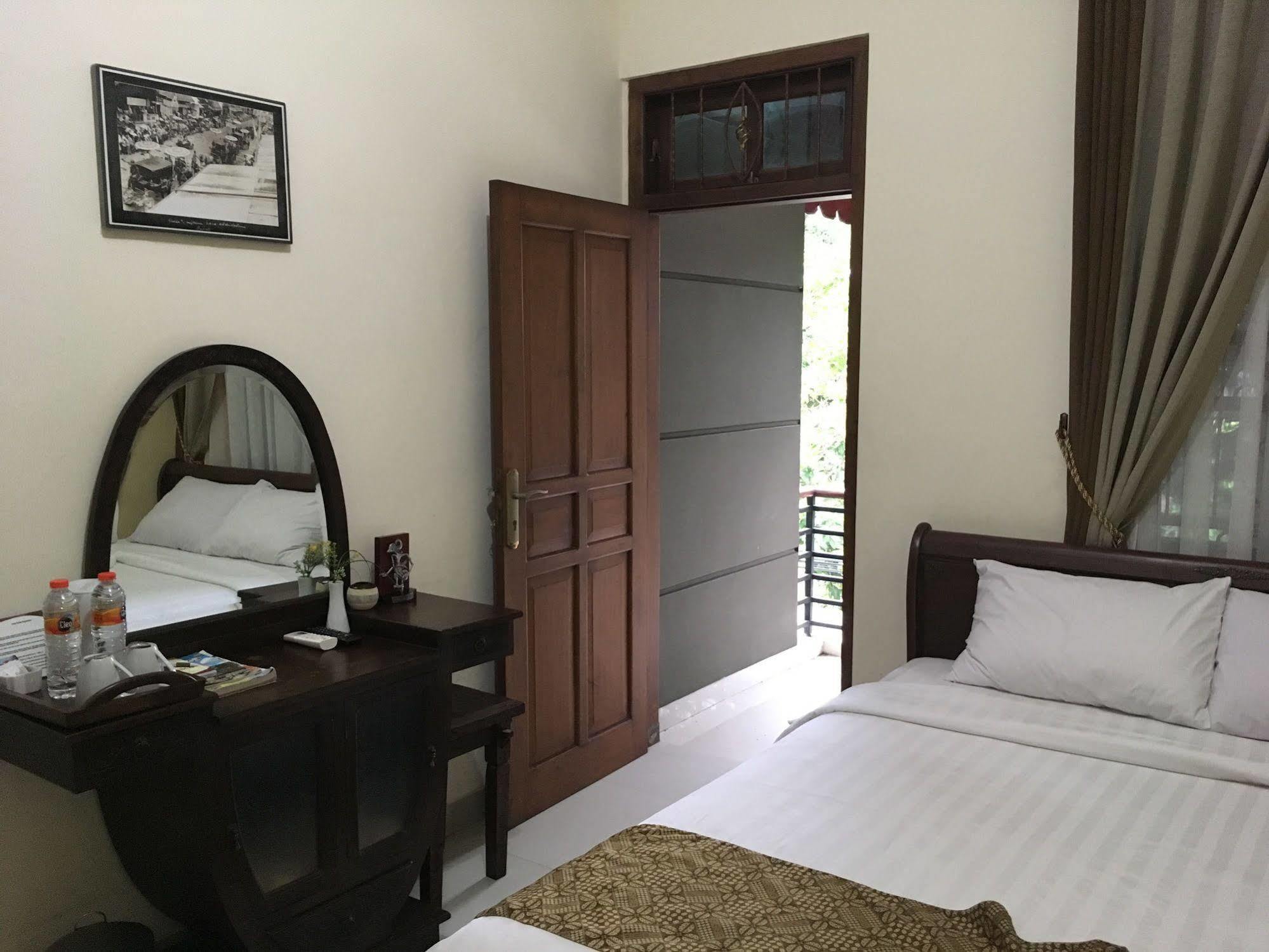 Griya Yunika Hotel Yogyakarta Exterior photo