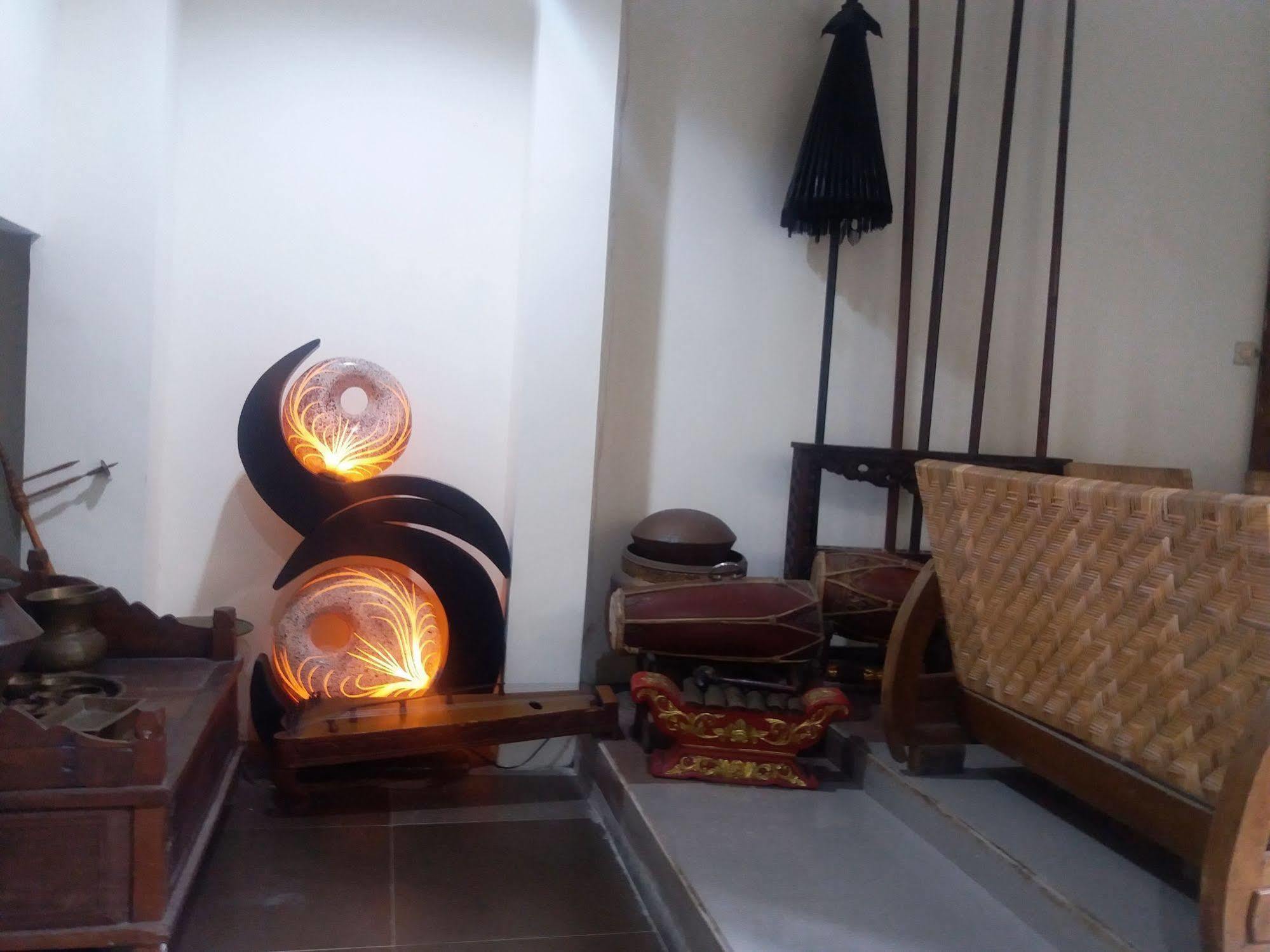 Griya Yunika Hotel Yogyakarta Exterior photo