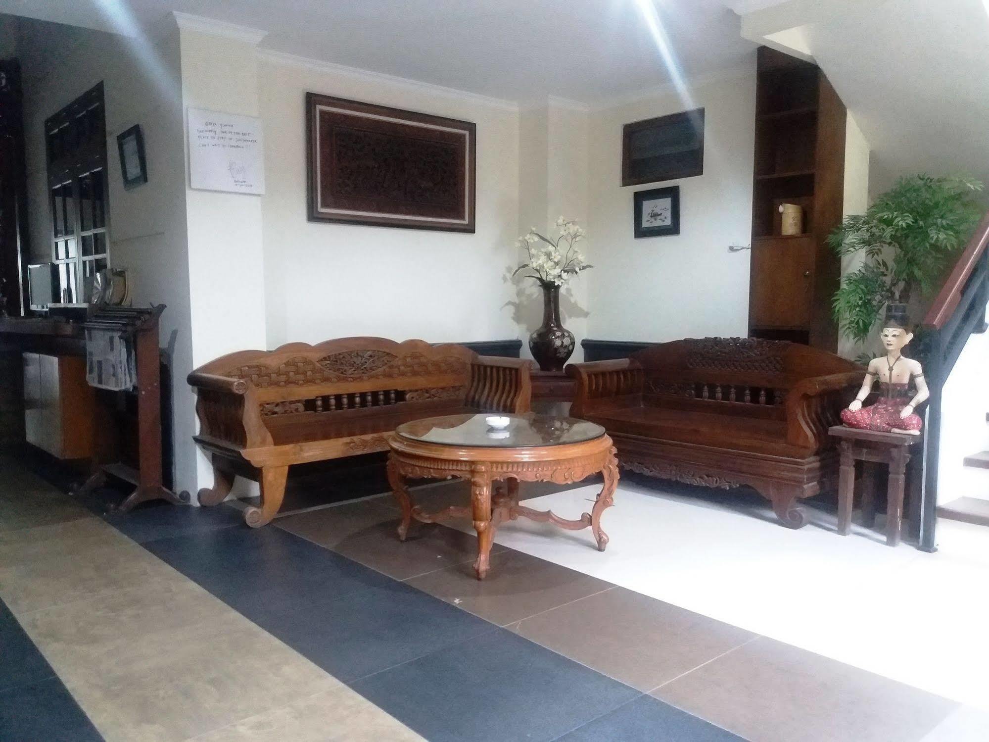 Griya Yunika Hotel Yogyakarta Exterior photo