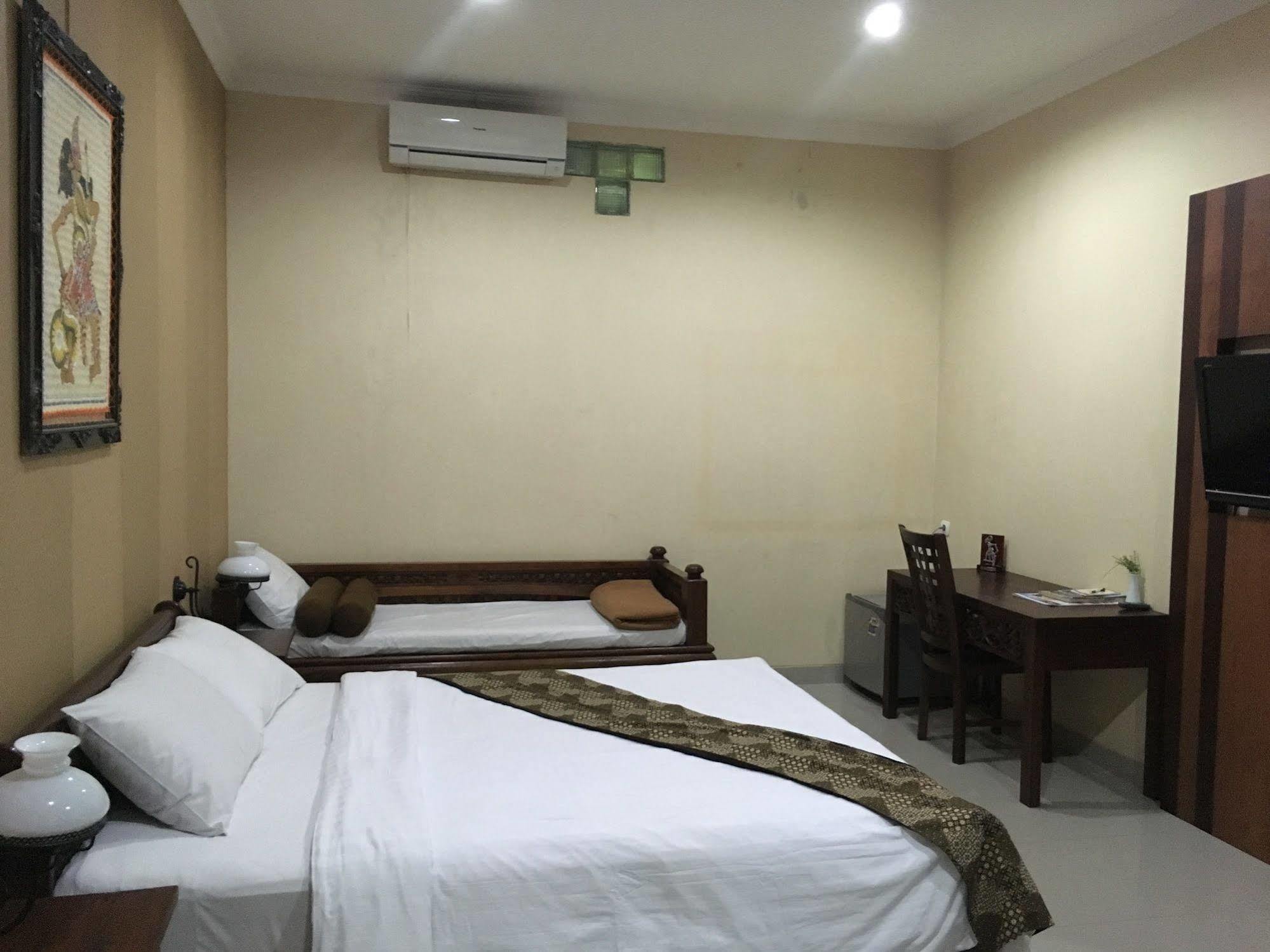 Griya Yunika Hotel Yogyakarta Exterior photo