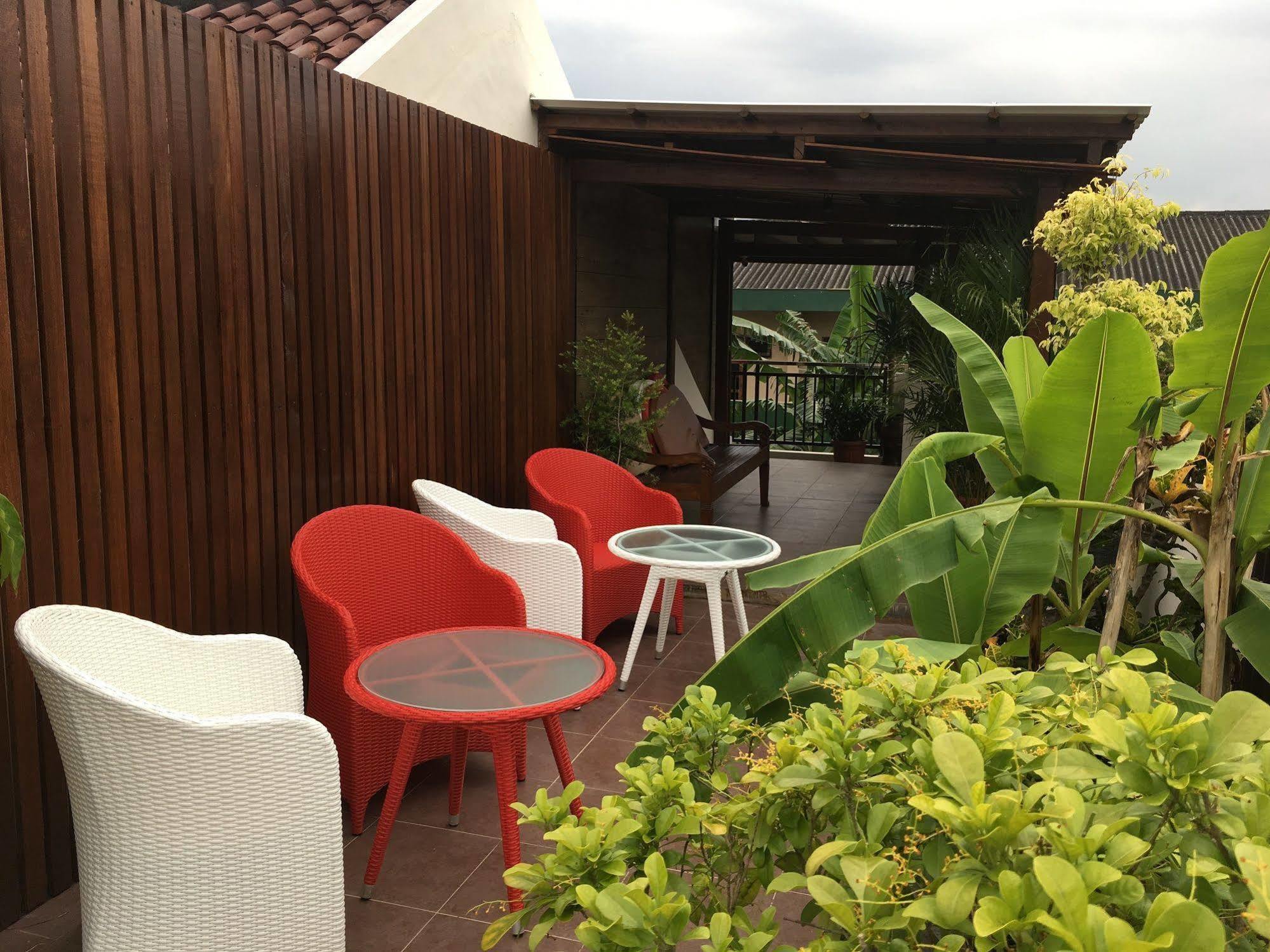 Griya Yunika Hotel Yogyakarta Exterior photo
