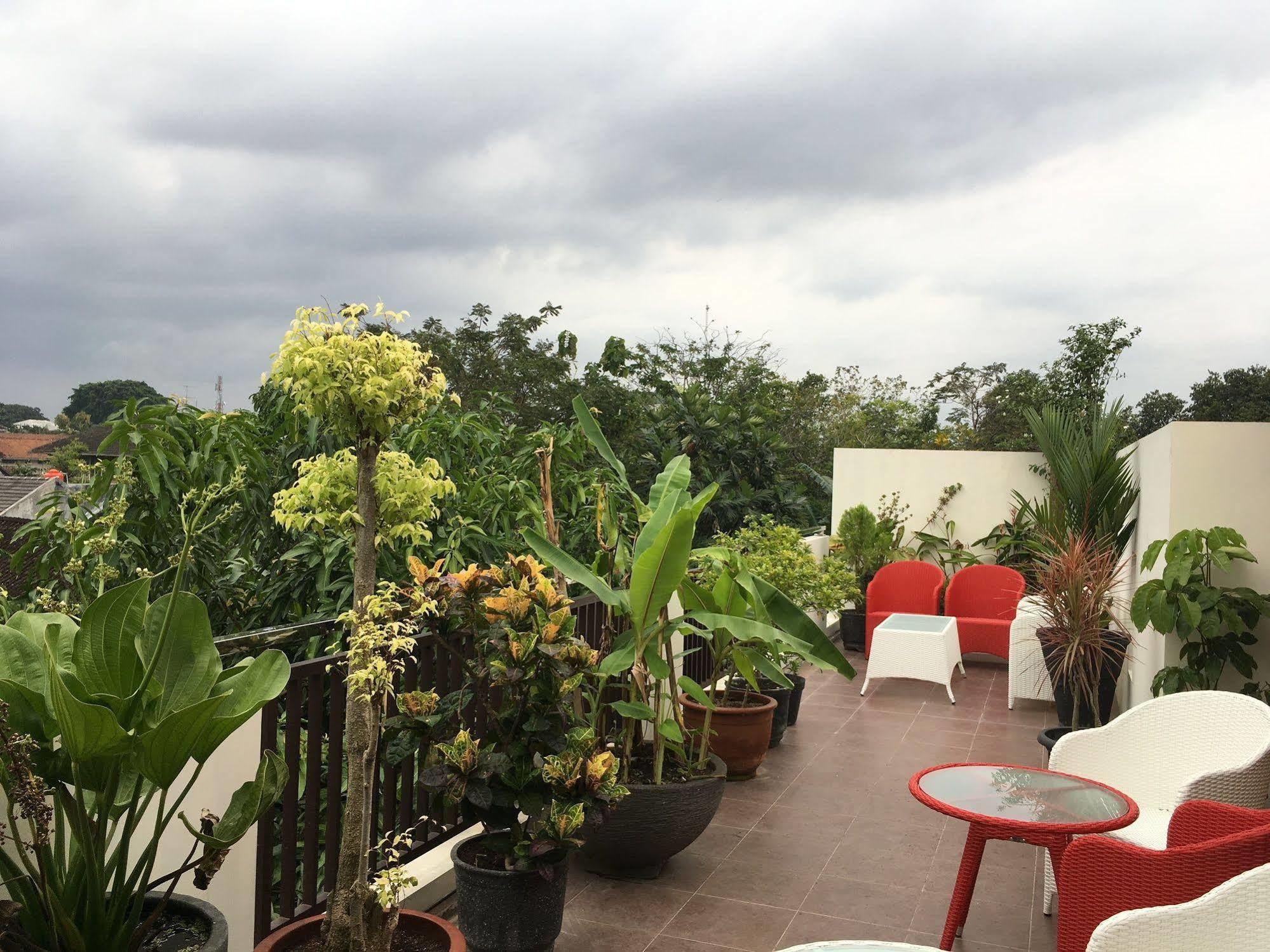 Griya Yunika Hotel Yogyakarta Exterior photo