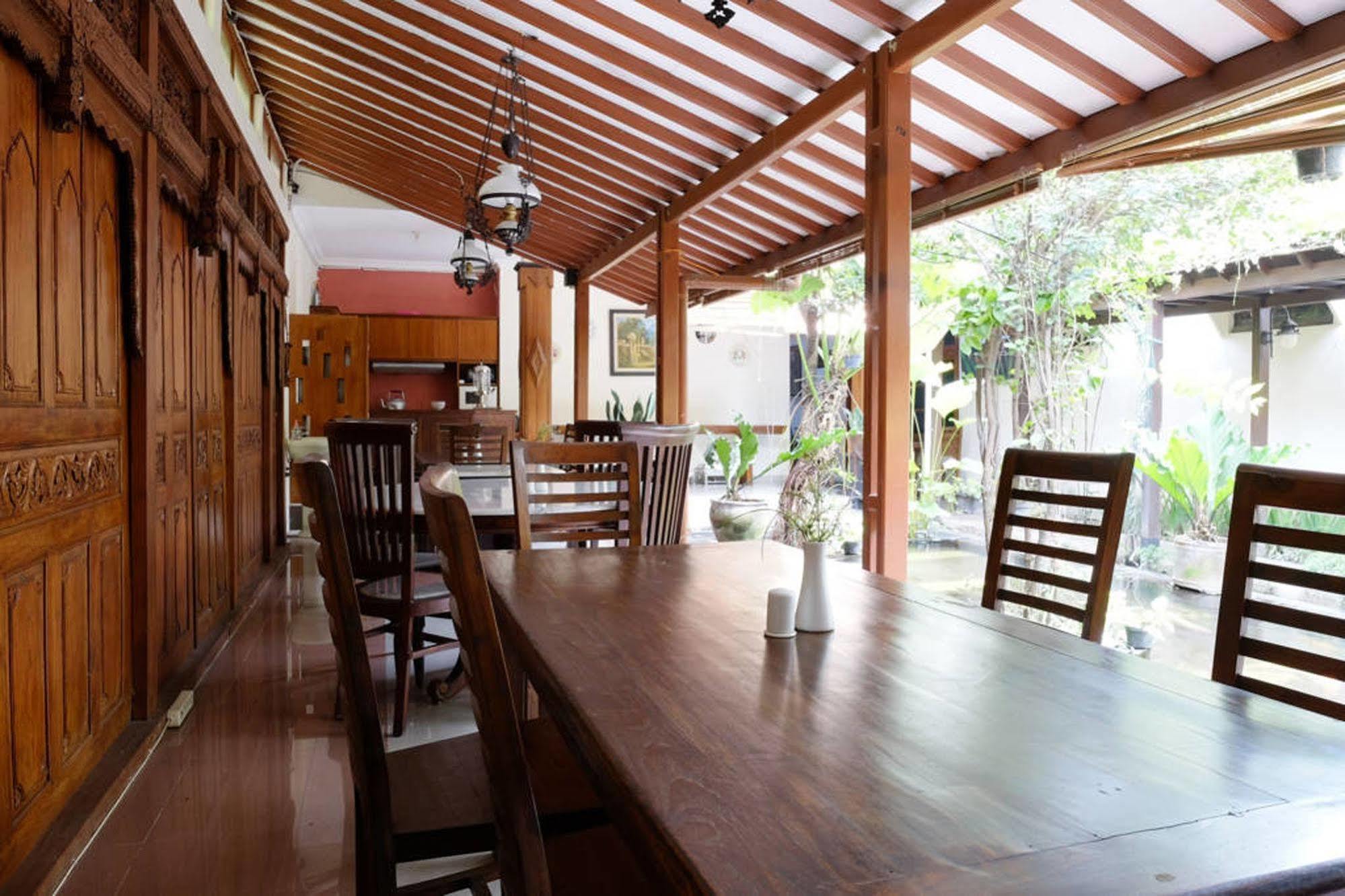 Griya Yunika Hotel Yogyakarta Exterior photo