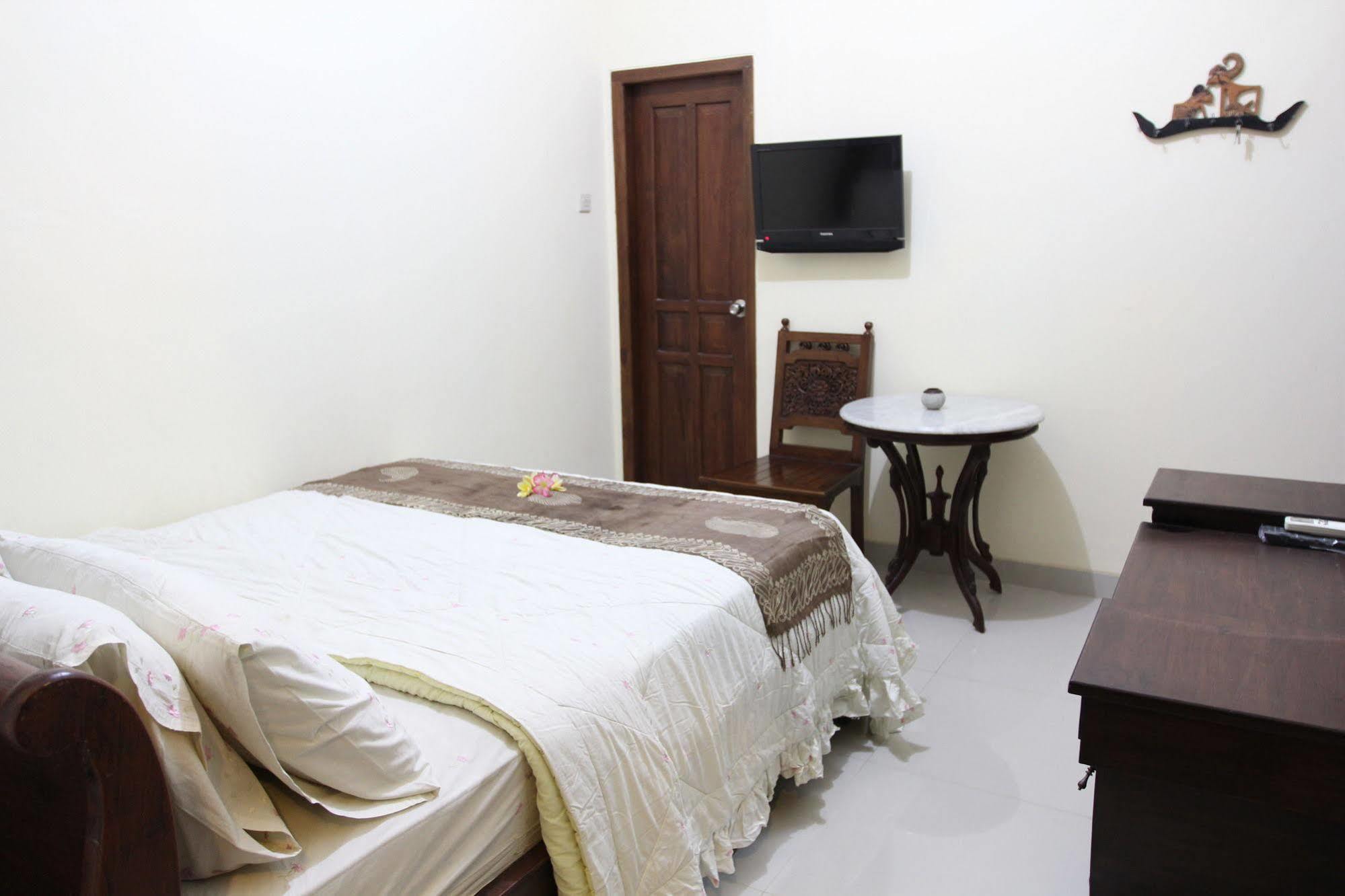 Griya Yunika Hotel Yogyakarta Exterior photo