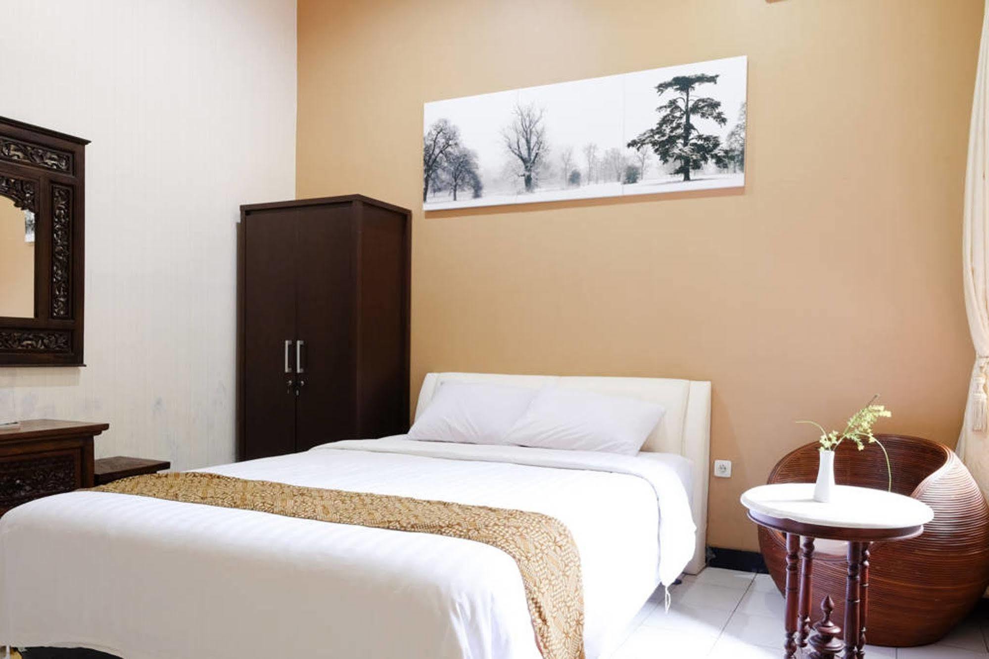 Griya Yunika Hotel Yogyakarta Exterior photo