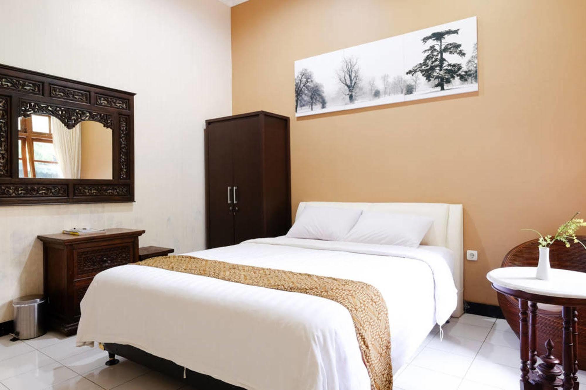 Griya Yunika Hotel Yogyakarta Exterior photo