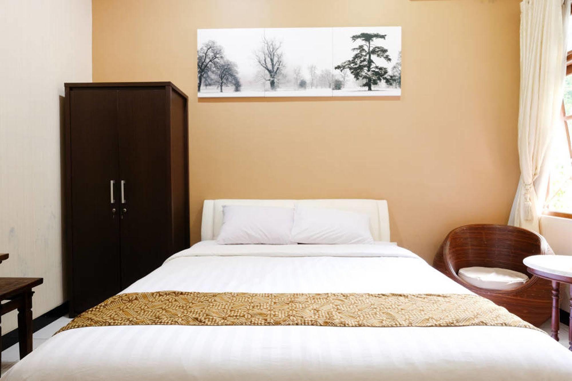 Griya Yunika Hotel Yogyakarta Exterior photo