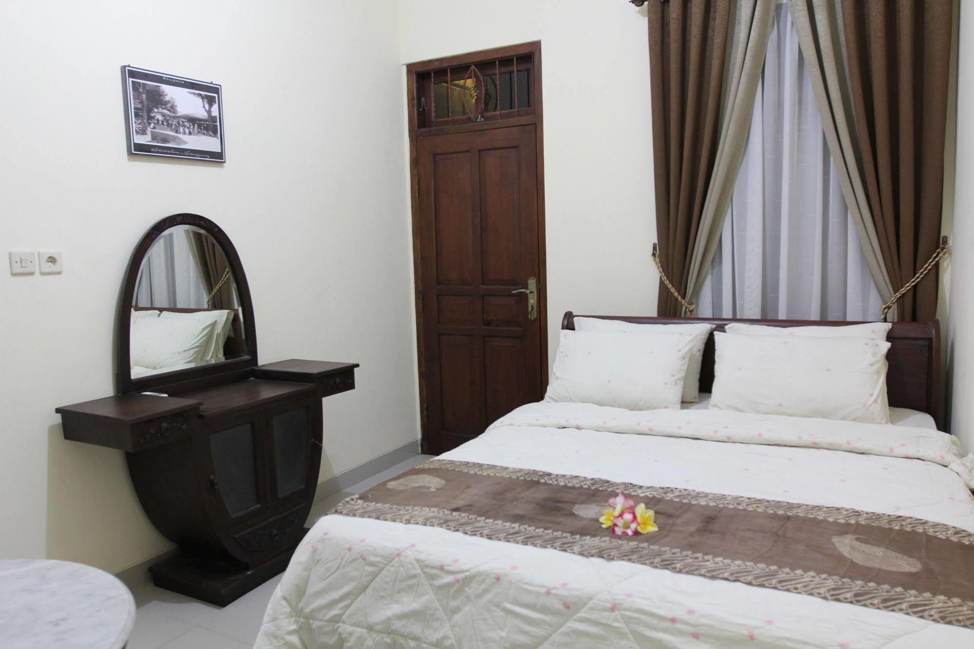 Griya Yunika Hotel Yogyakarta Exterior photo