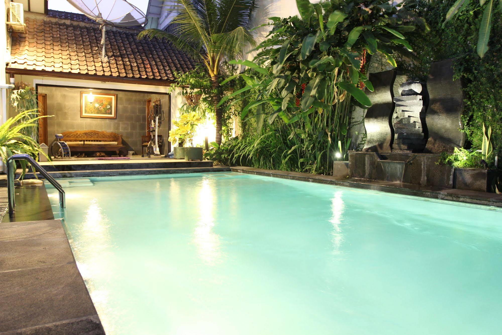 Griya Yunika Hotel Yogyakarta Exterior photo